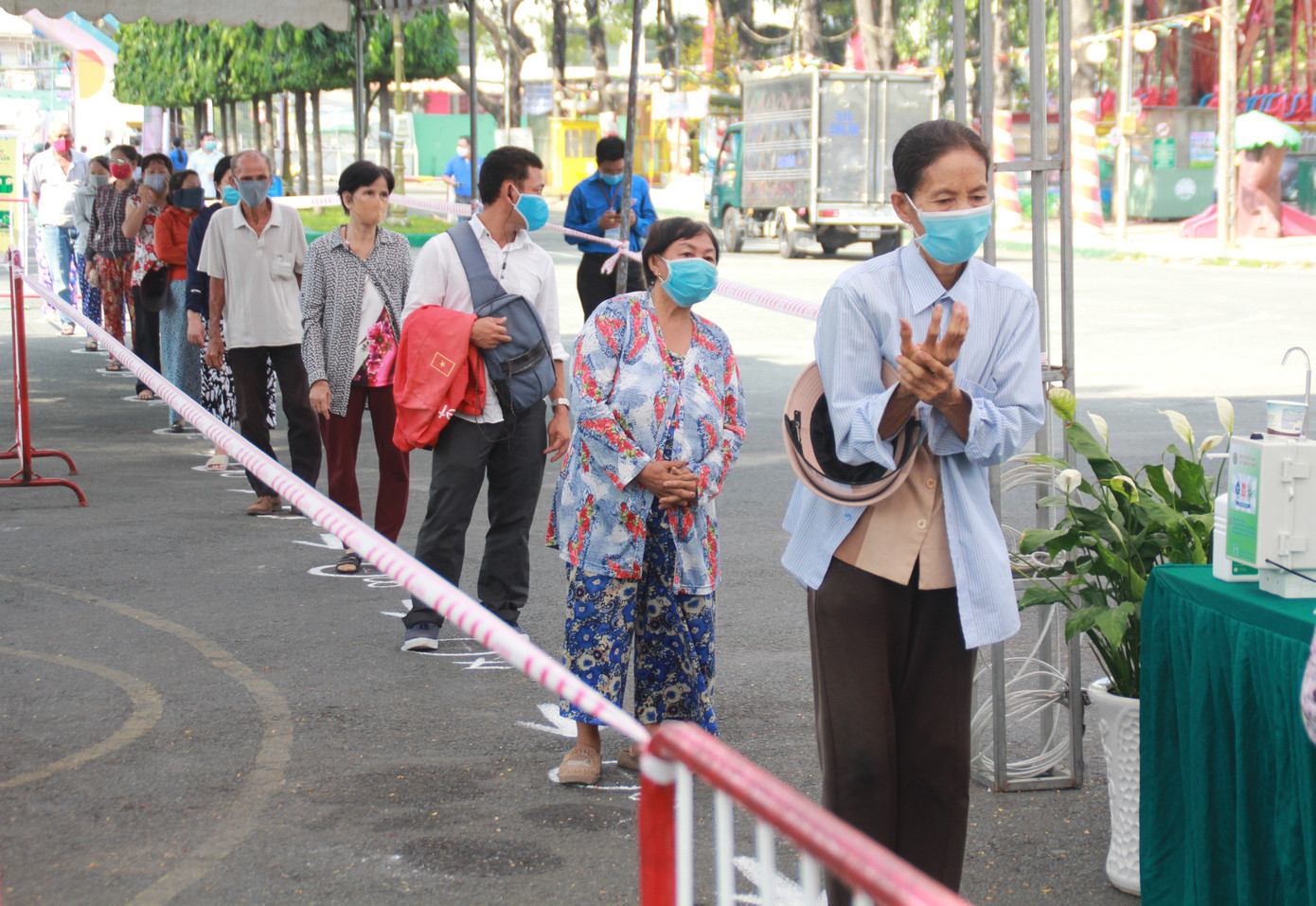 'ATM gạo' đến với người dân nghèo khu đông TPHCM ảnh 4
