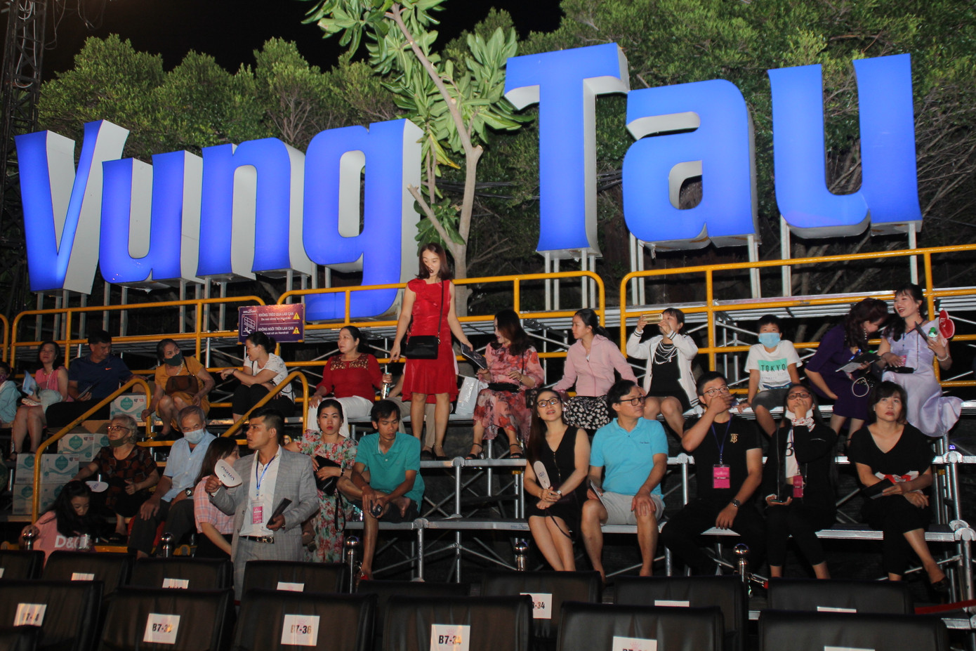 Người dân Vũng Tàu đến với đêm thi Người đẹp Thời trang Hoa hậu Việt Nam 2020 ảnh 12