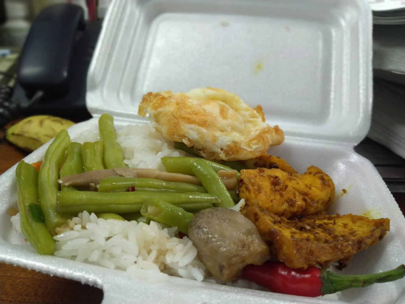 Nhà chùa nấu cơm, gửi nhu yếu phẩm cho người khó khăn ảnh 5