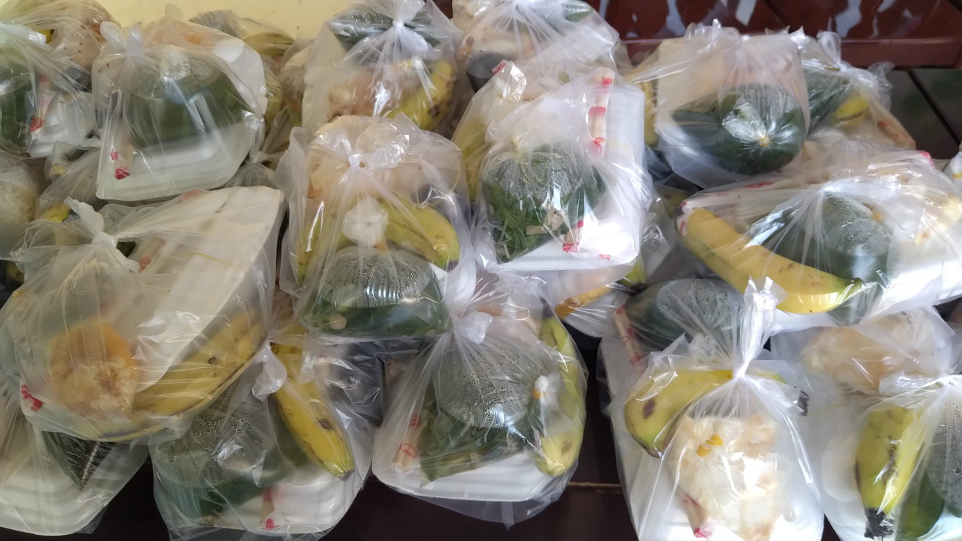 Nhà chùa nấu cơm, gửi nhu yếu phẩm cho người khó khăn ảnh 1