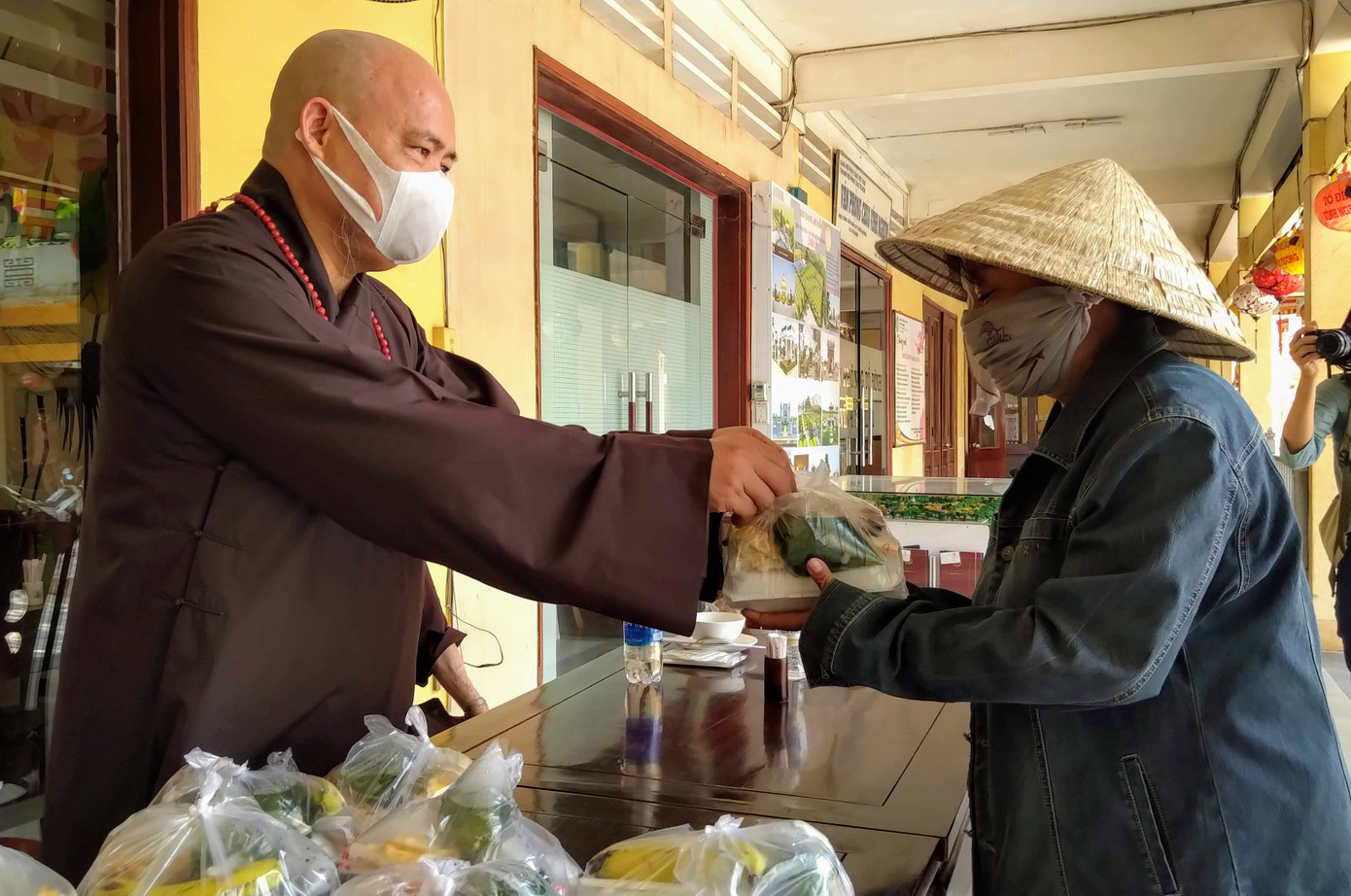Nhà chùa nấu cơm, gửi nhu yếu phẩm cho người khó khăn ảnh 3