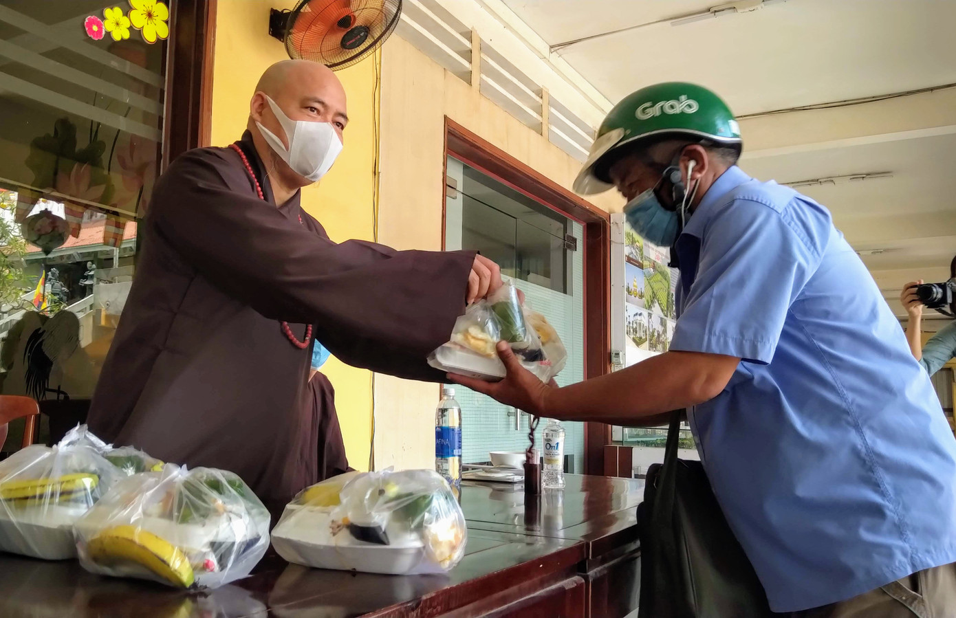 Nhà chùa nấu cơm, gửi nhu yếu phẩm cho người khó khăn ảnh 4