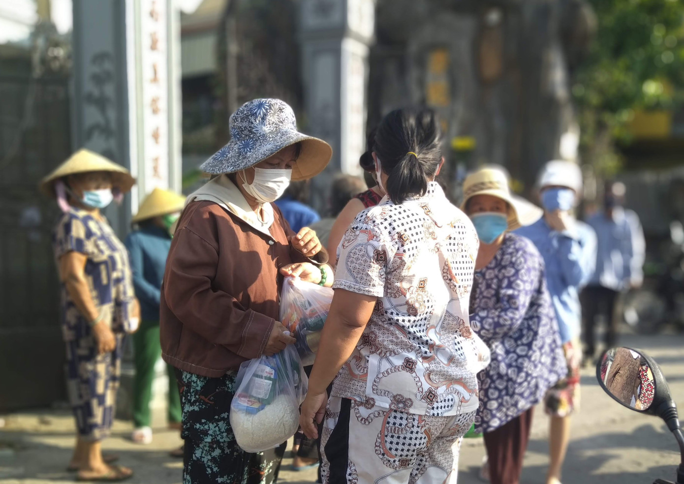 Nhà chùa nấu cơm, gửi nhu yếu phẩm cho người khó khăn ảnh 7