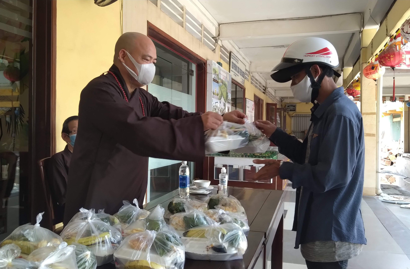 Nhà chùa nấu cơm, gửi nhu yếu phẩm cho người khó khăn ảnh 2