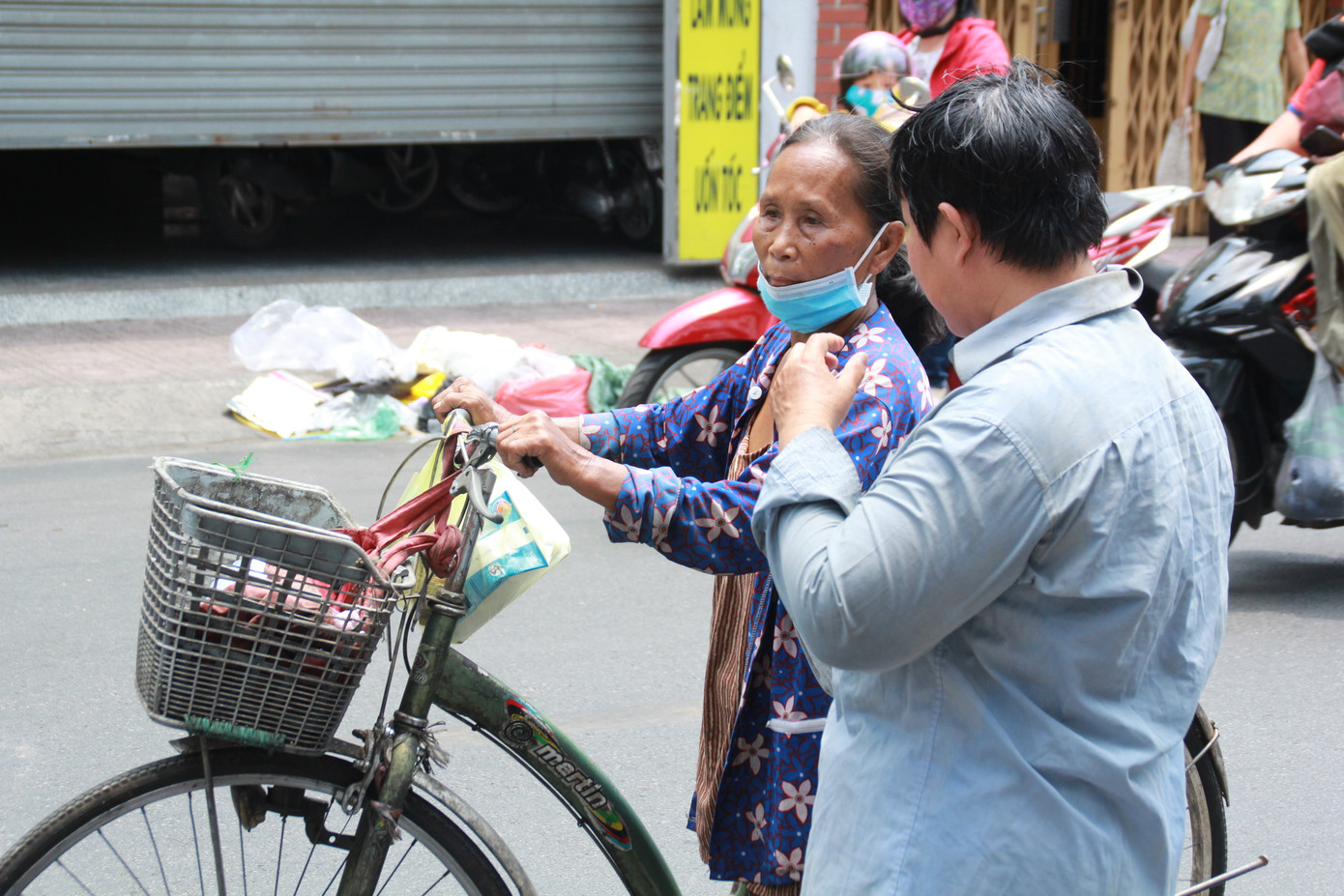 Quán cơm Sài Gòn đồng loạt sẻ chia phần ăn với bà con nghèo khi 'cách ly xã hội' ảnh 6