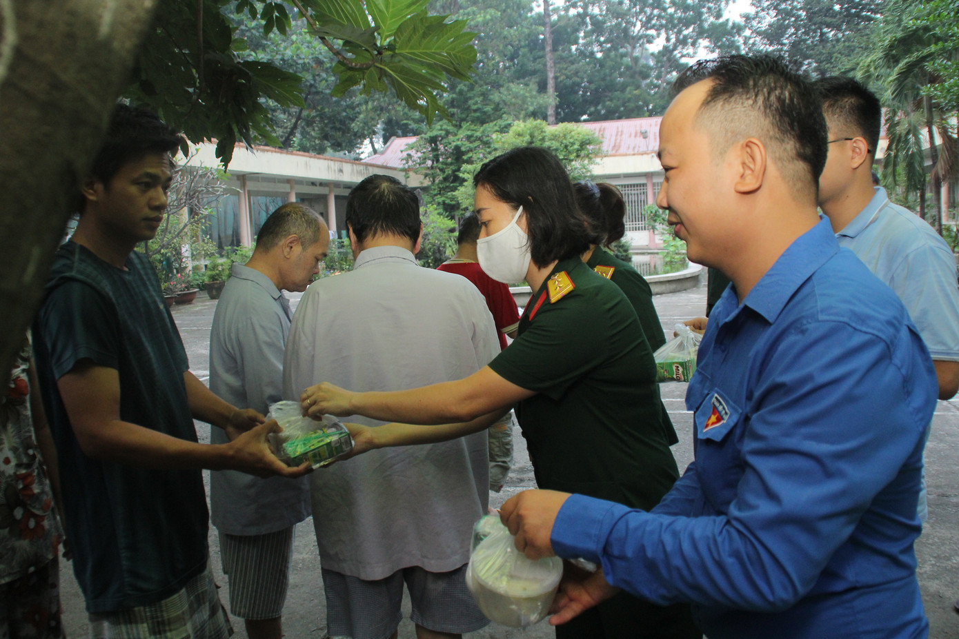 Đoàn viên, thanh niên mang phần ăn sáng đến người bệnh ảnh 8