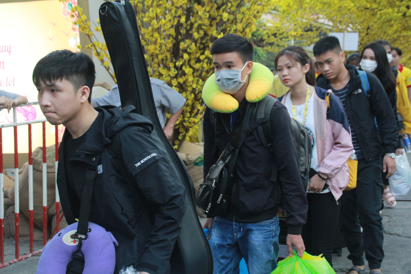 2.500 sinh viên TPHCM lên 'Chuyến xe mùa xuân' về quê đón Tết ảnh 5