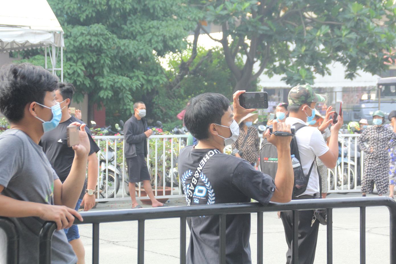 Nhiều YouTubers và người dân có mặt từ sớm theo dõi tang lễ nghệ sỹ Chí Tài ảnh 2