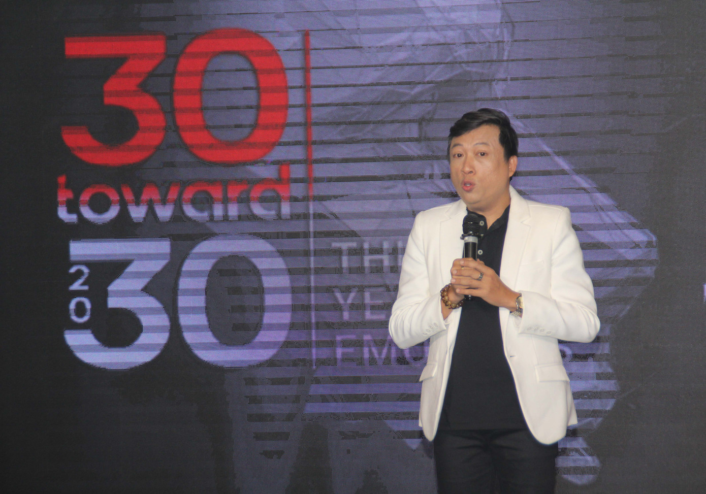 Hoa hậu H'Hen Niê, diễn viên Hồng Ánh hào hứng khởi động chiến dịch 'Cảm xúc 30 năm' ảnh 1