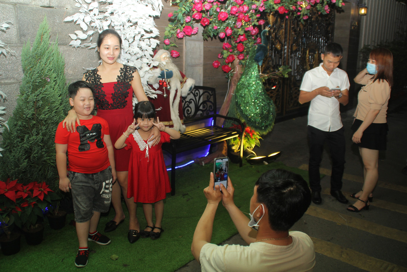 Trẻ em vui thích nô đùa bên hang đá, nai vàng... đón Noel ở biệt thự triệu đô của Mr. Đàm ảnh 11