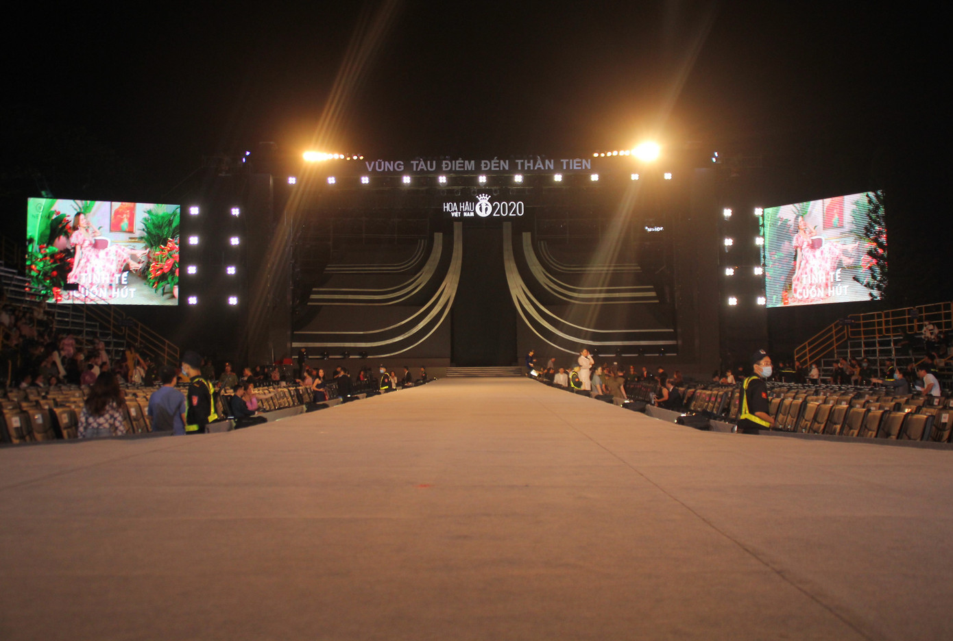 Người dân Vũng Tàu đến với đêm thi Người đẹp Thời trang Hoa hậu Việt Nam 2020 ảnh 14