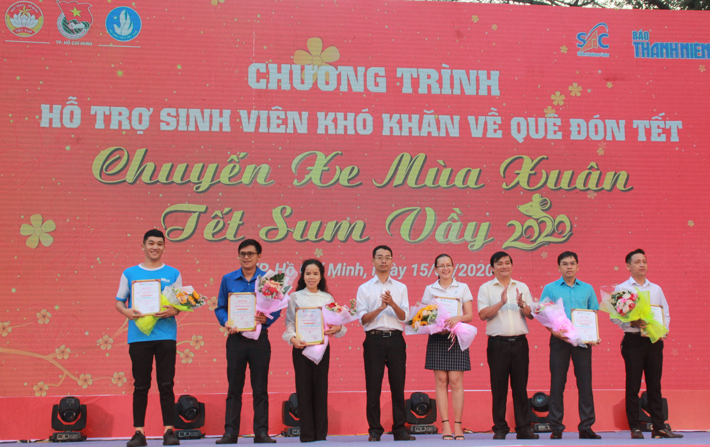 2.500 sinh viên TPHCM lên 'Chuyến xe mùa xuân' về quê đón Tết ảnh 2