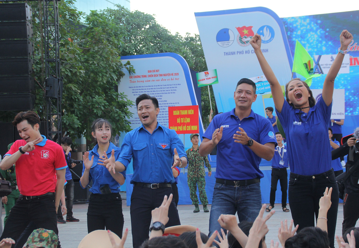Hoa hậu H'Hen Niê, ca sỹ Hoàng Bách, Ái Phương khởi động hè tình nguyện cùng bạn trẻ TPHCM ảnh 5