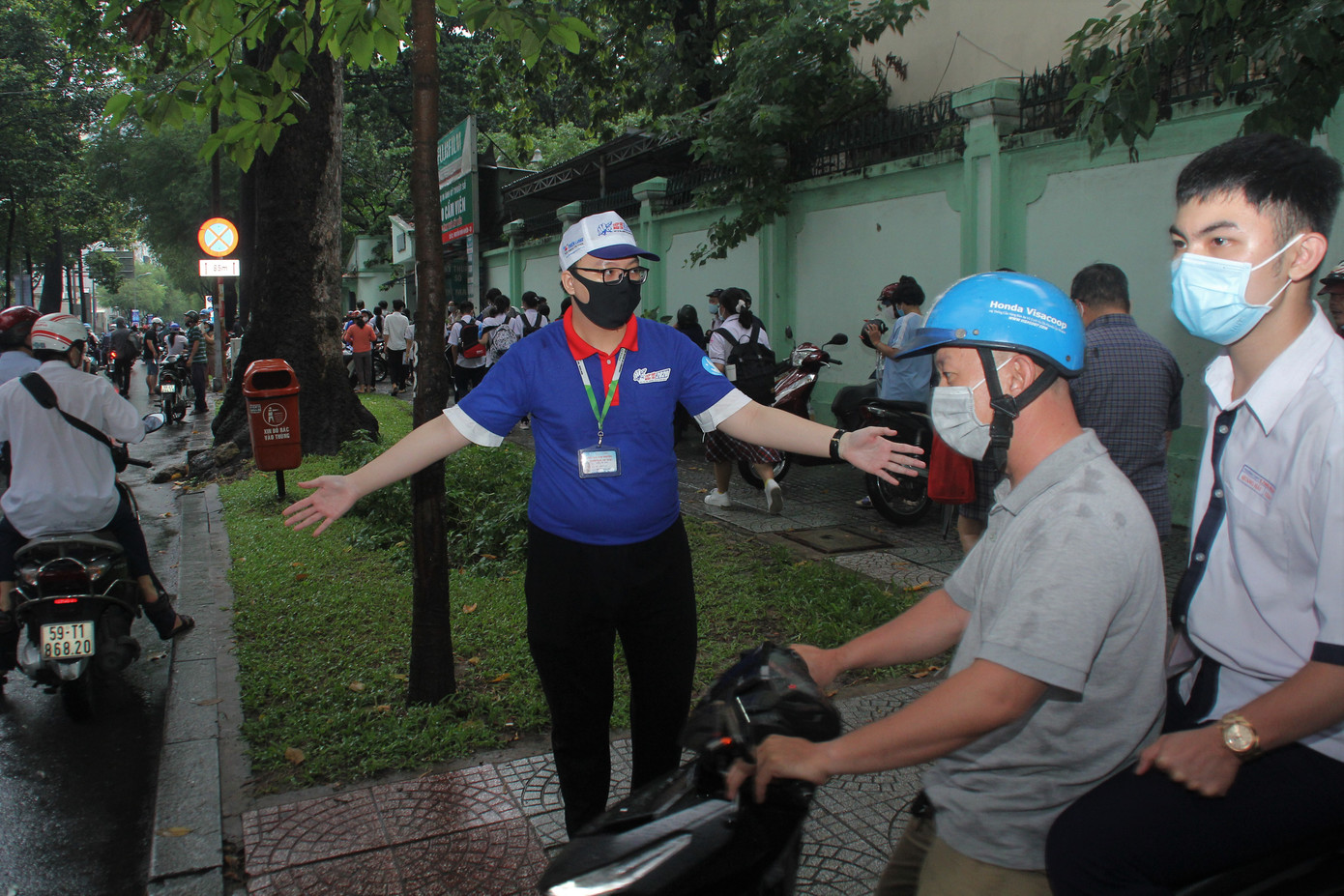 Nét đẹp tình nguyện trong ngày thi tốt nghiệp THPT mưa tầm tã giữa Sài thành ảnh 7