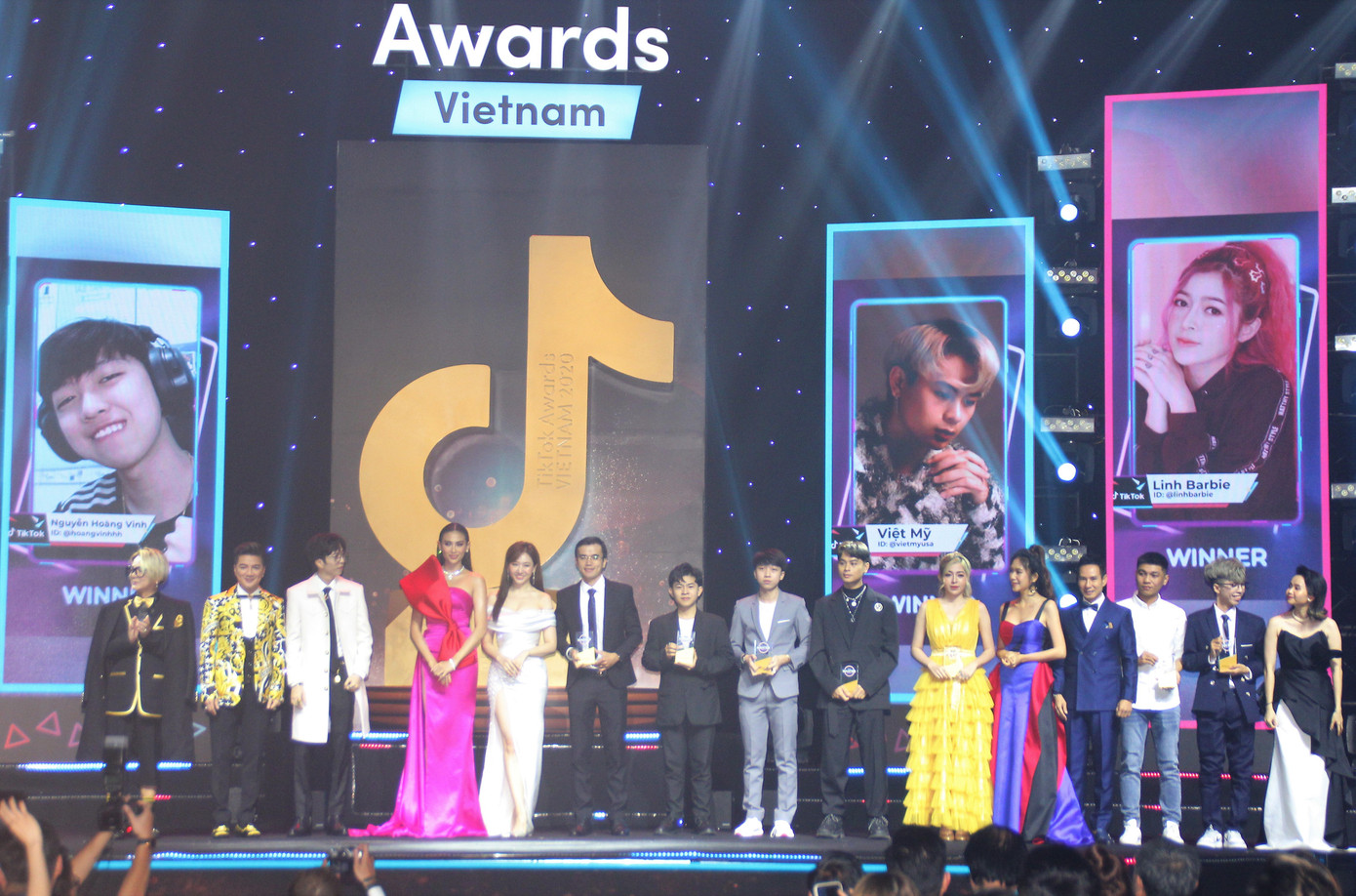 Anh chăn bò Ytiet, mẹ đơn thân thắng giải 'sáng tạo truyền cảm hứng' ảnh 1