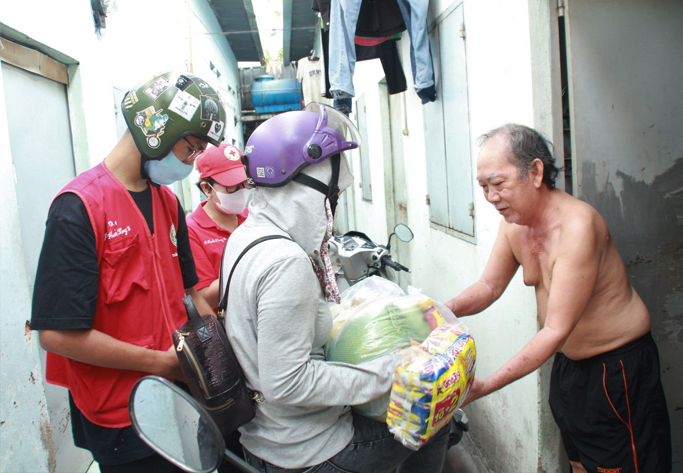 Bạn trẻ 'gõ cửa' từng người già neo đơn hoàn cảnh khó khăn trao nhu yếu phẩm ảnh 5