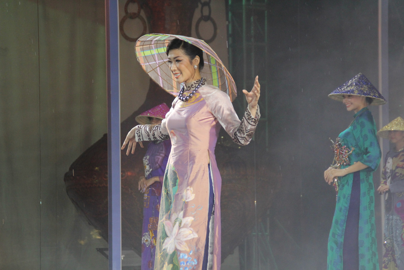 Hoa hậu Tiểu Vy, Khánh Vân cùng các nghệ sỹ dự khai mạc Lễ hội Áo dài TPHCM năm 2020 ảnh 8