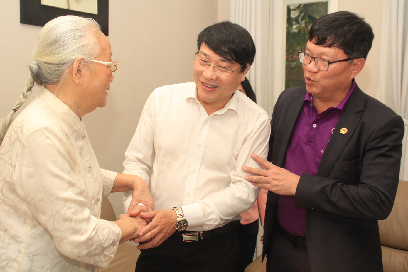 Trưởng ban Tuyên giáo T.Ư Võ Văn Thưởng chúc mừng bác sĩ Đoàn Thúy Ba ảnh 5