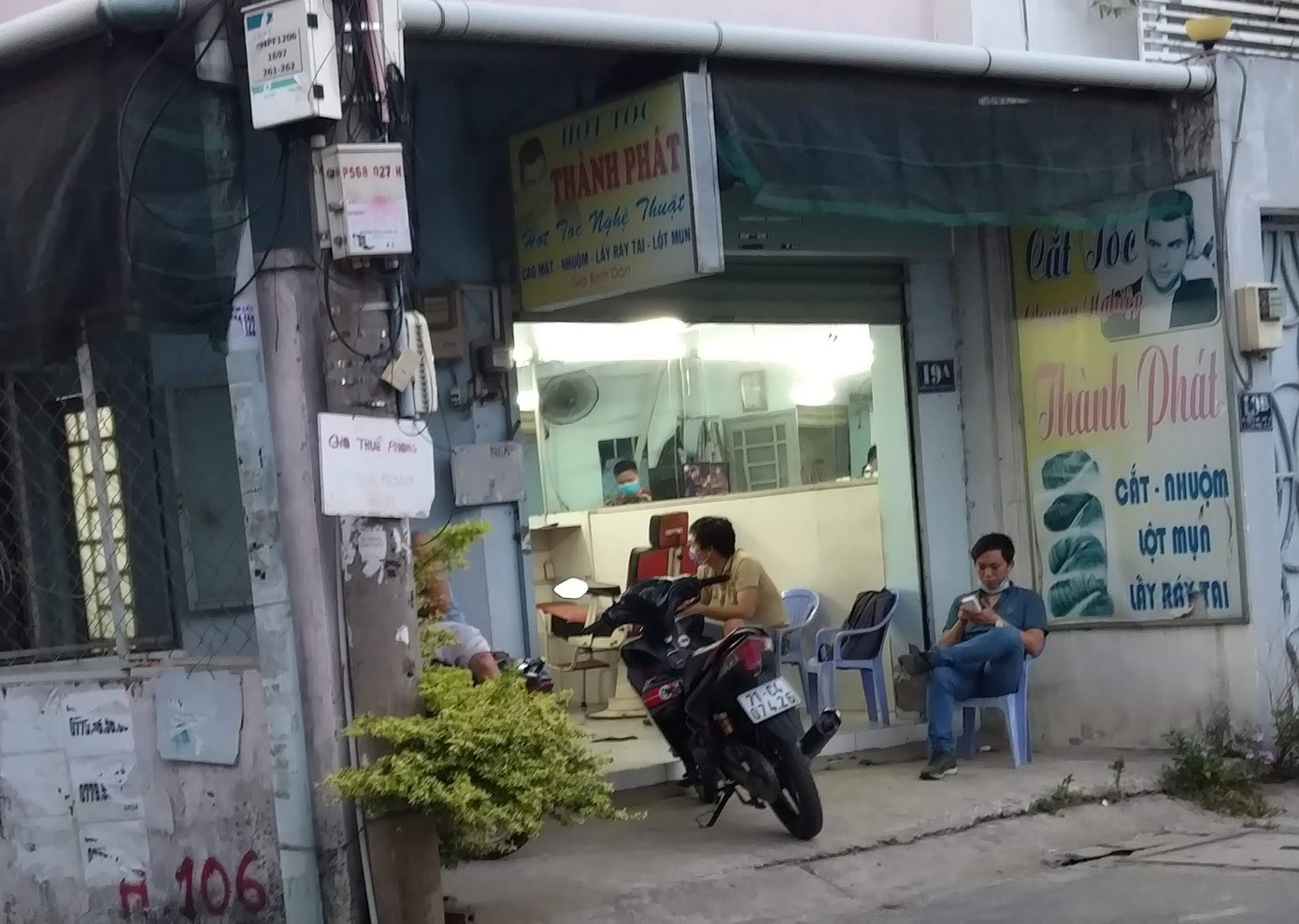Tiệm hớt tóc ở Sài Gòn đông khách ngày đầu nới lỏng giãn cách xã hội ảnh 3