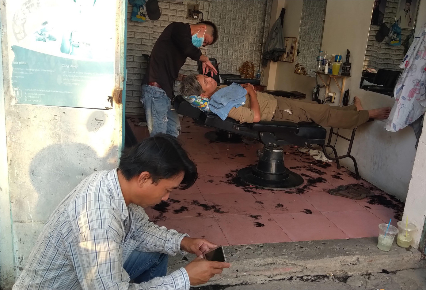 Tiệm hớt tóc ở Sài Gòn đông khách ngày đầu nới lỏng giãn cách xã hội ảnh 4