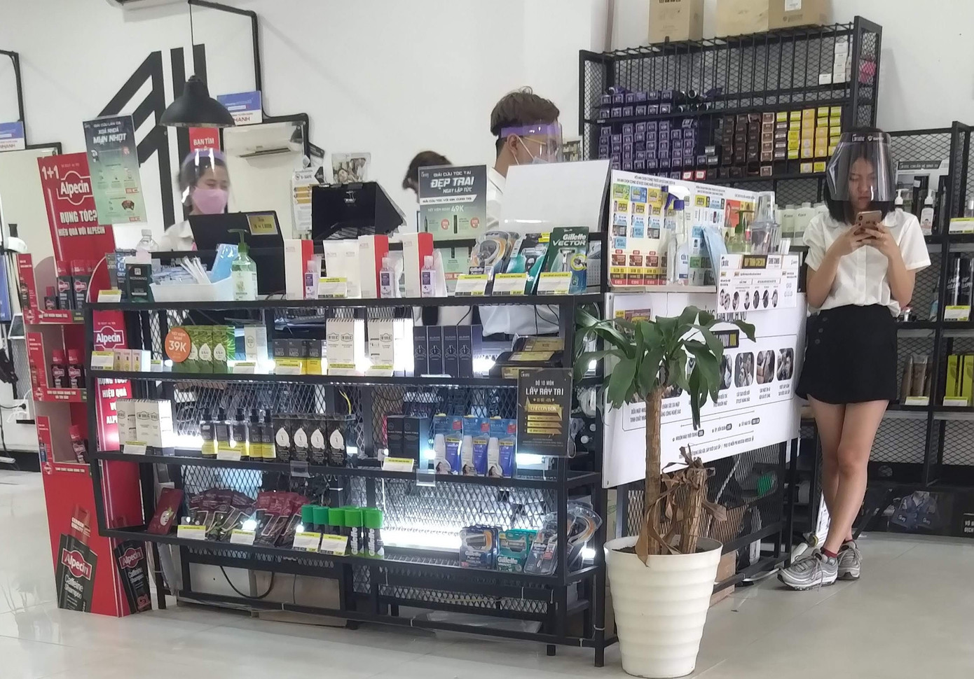 Tiệm hớt tóc ở Sài Gòn đông khách ngày đầu nới lỏng giãn cách xã hội ảnh 2