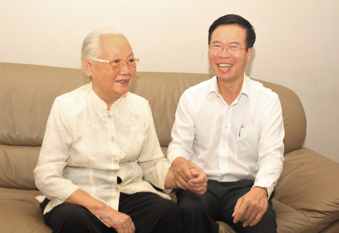 Trưởng ban Tuyên giáo T.Ư Võ Văn Thưởng chúc mừng bác sĩ Đoàn Thúy Ba ảnh 1