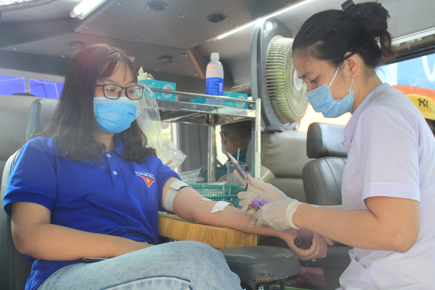 Trương Quỳnh Anh, Hồ Đức Vĩnh cùng đông đảo bạn trẻ hiến máu ảnh 5