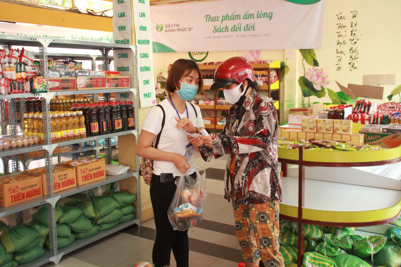 'Đi chợ' giá 0 đồng dành tặng bà con nghèo ngày giãn cách xã hội ảnh 5