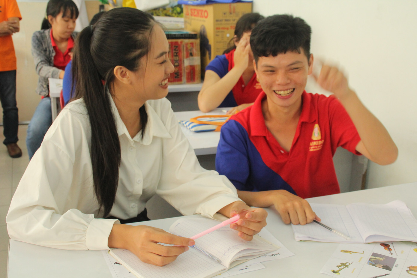 Một ngày đong đầy yêu thương của thí sinh HHVN 2020 với học sinh khuyết tật ảnh 13