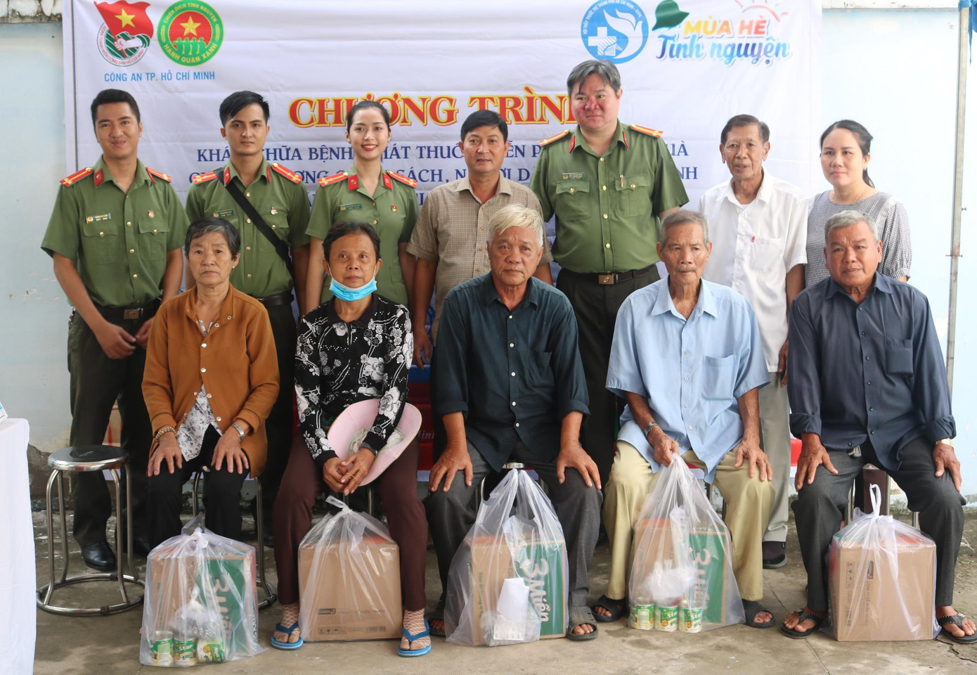 Tri ân gia đình chính sách, người dân có hoàn cảnh khó khăn ảnh 5