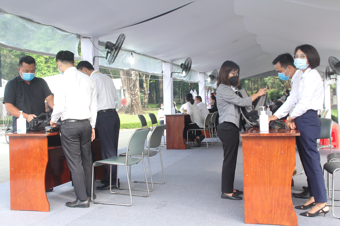 Đại biểu các đoàn thực hiện sát khuẩn trước khi vào viếng Quốc tang nguyên Tổng Bí thư Lê Khả Phiêu ảnh 44