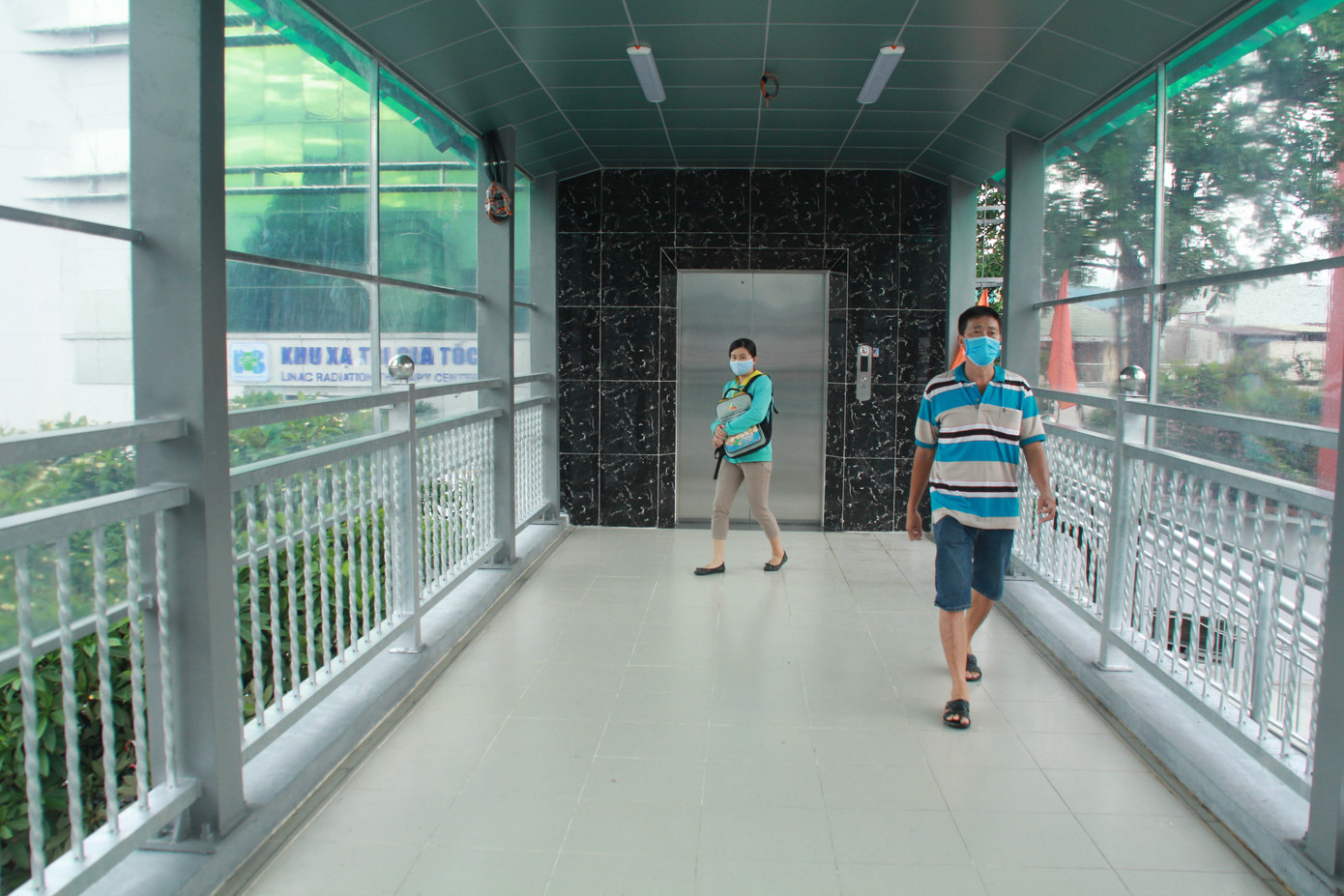 Nhìn gần cầu bộ hành có thang máy đầu tiên tại Sài Gòn ảnh 2