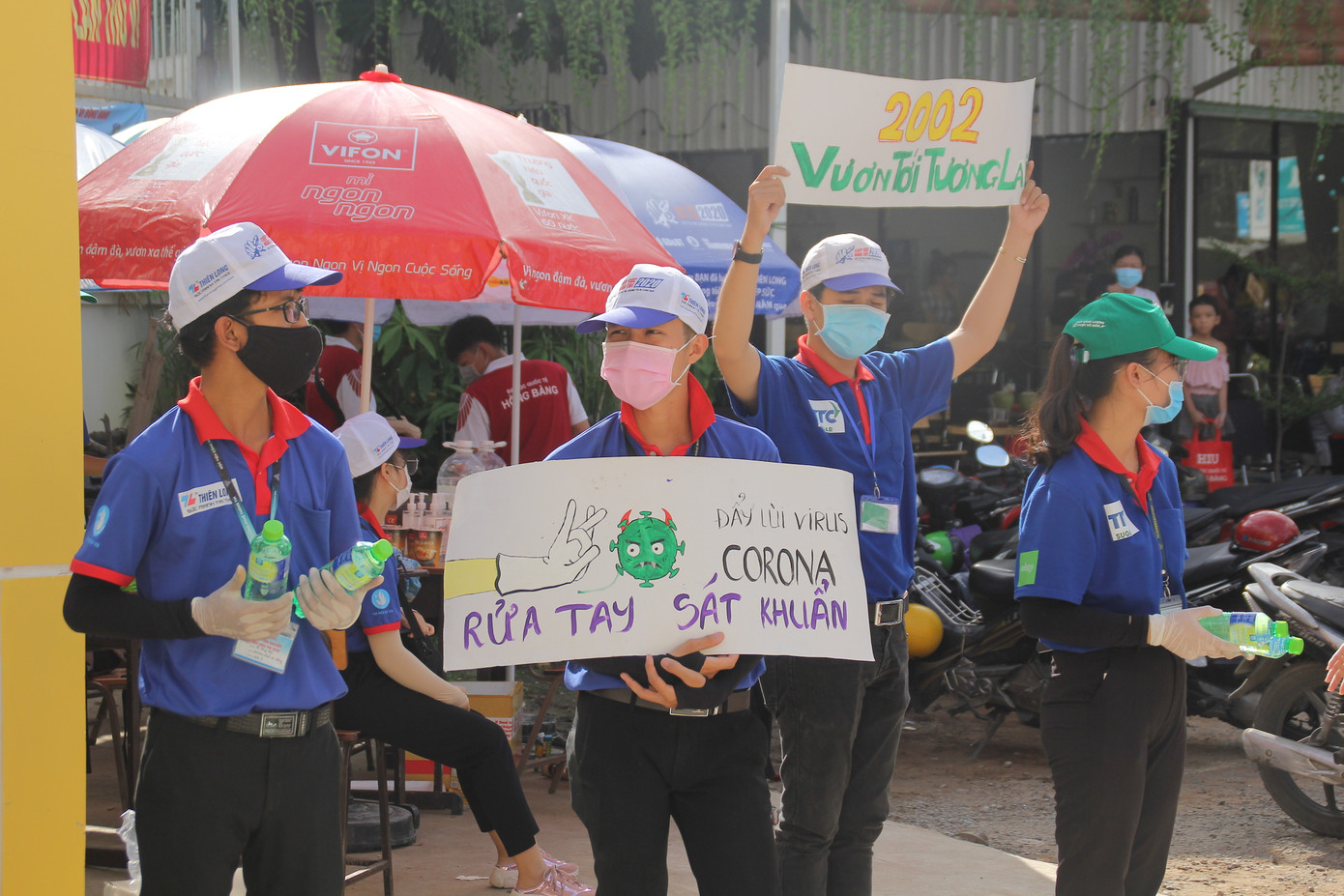 Hết mình ‘tiếp sức’ sĩ tử vượt vũ môn ảnh 1