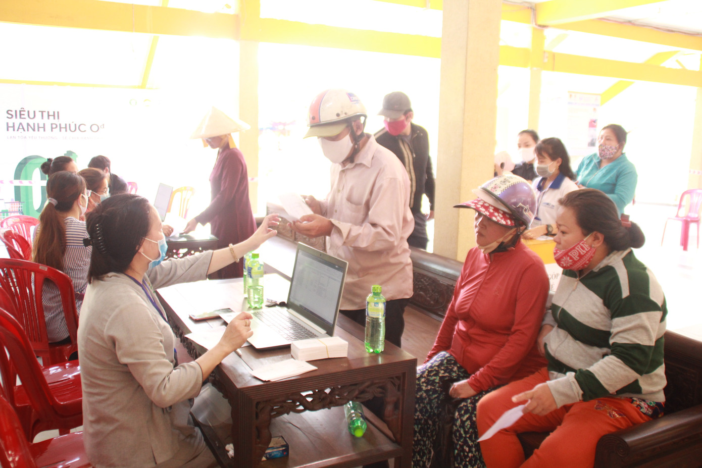 'Đi chợ' giá 0 đồng dành tặng bà con nghèo ngày giãn cách xã hội ảnh 11