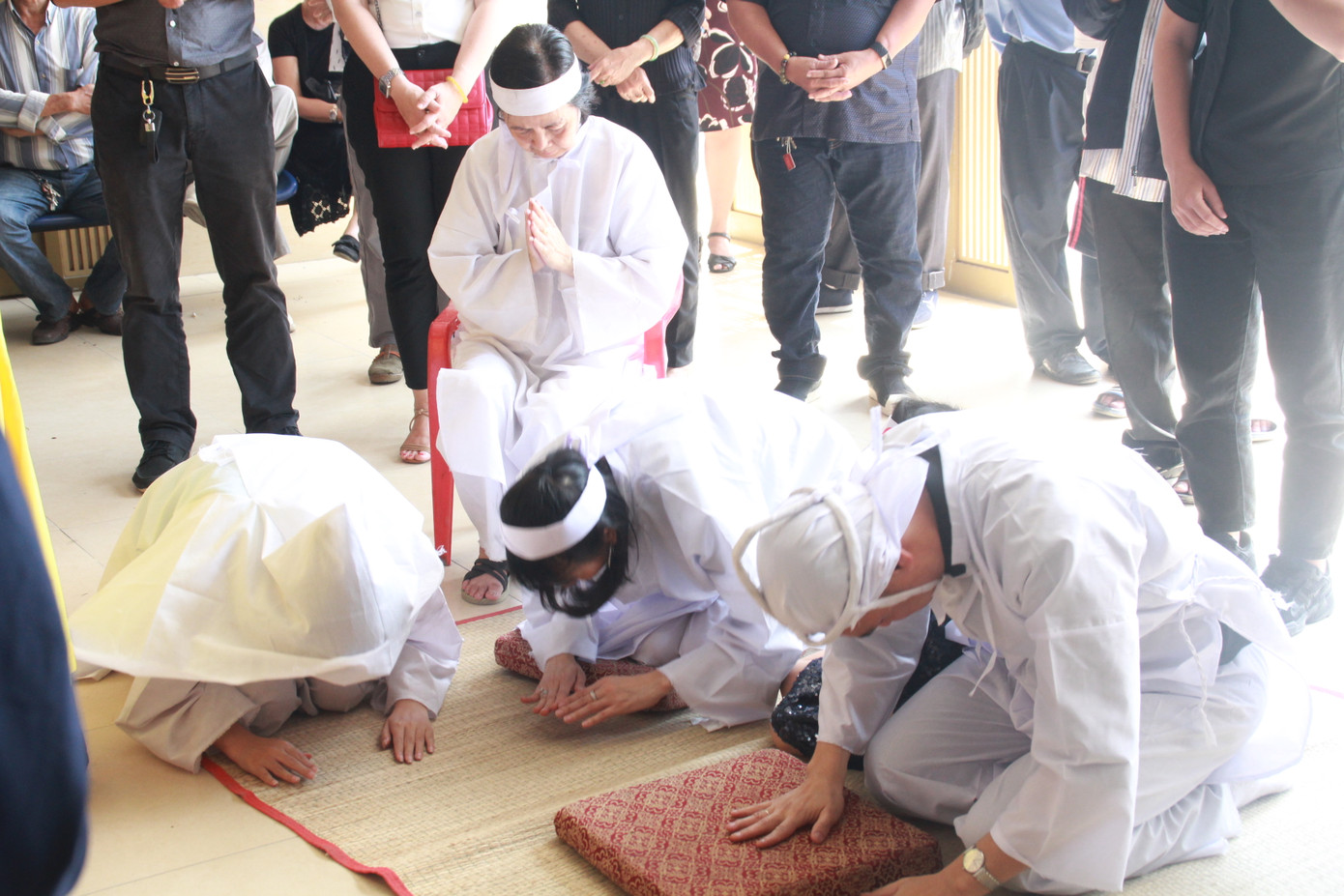 Gia đình con trai nhìn mặt Chánh Tín lần cuối trước giờ phút hoả táng ảnh 10