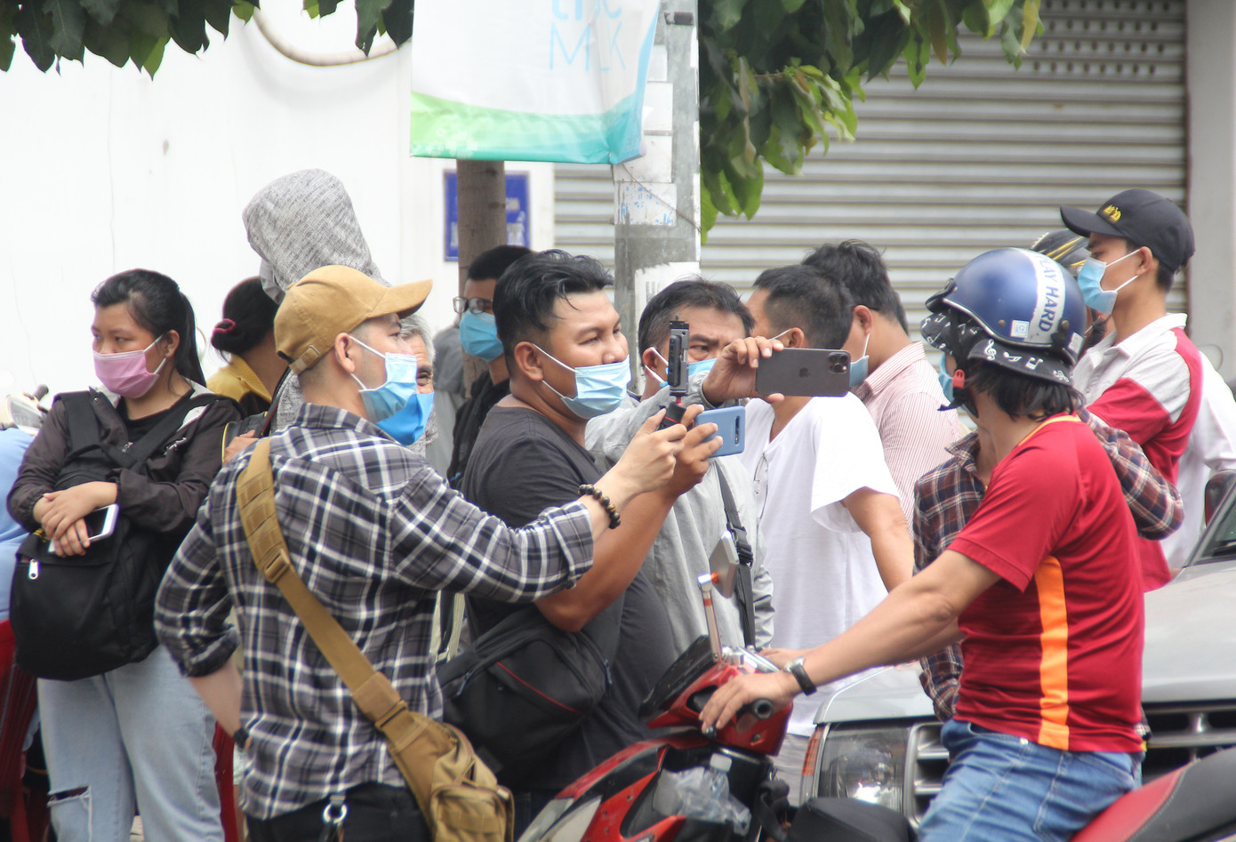 'Rừng' streamer bủa vây theo dõi từng động tĩnh ở trung tâm pháp y để thi thể Chí Tài ảnh 5