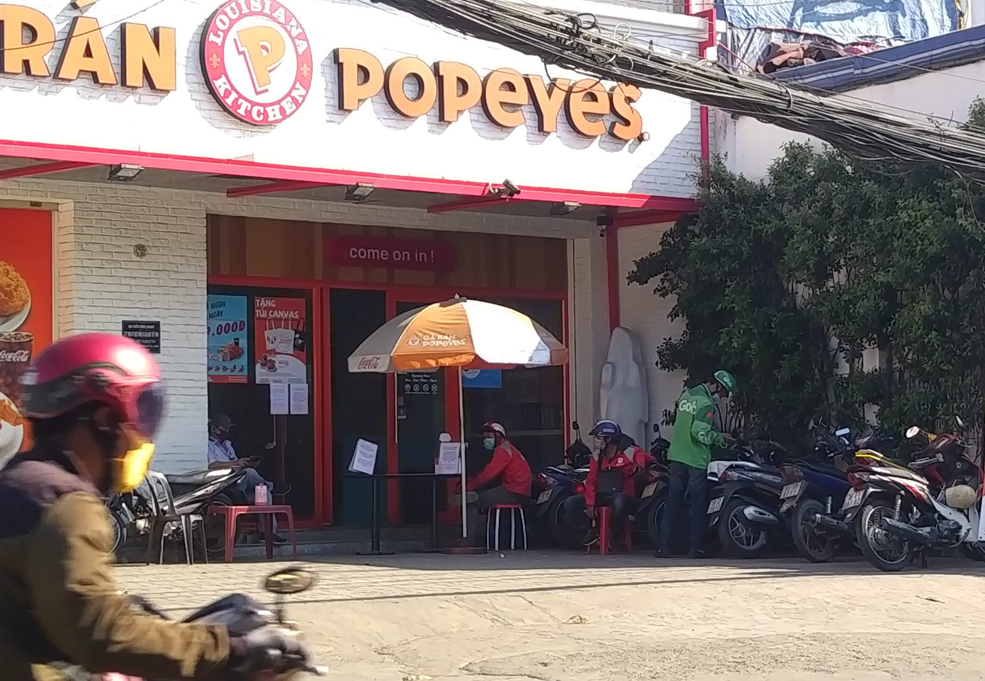 Ròng rọc tự chế và các chiêu độc lạ giữ an toàn chủ quán lẫn khách mùa dịch ảnh 3