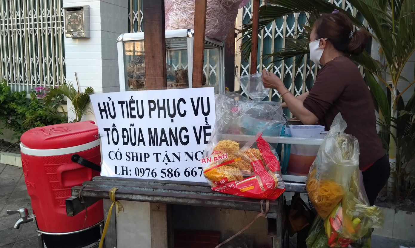 Ròng rọc tự chế và các chiêu độc lạ giữ an toàn chủ quán lẫn khách mùa dịch ảnh 8