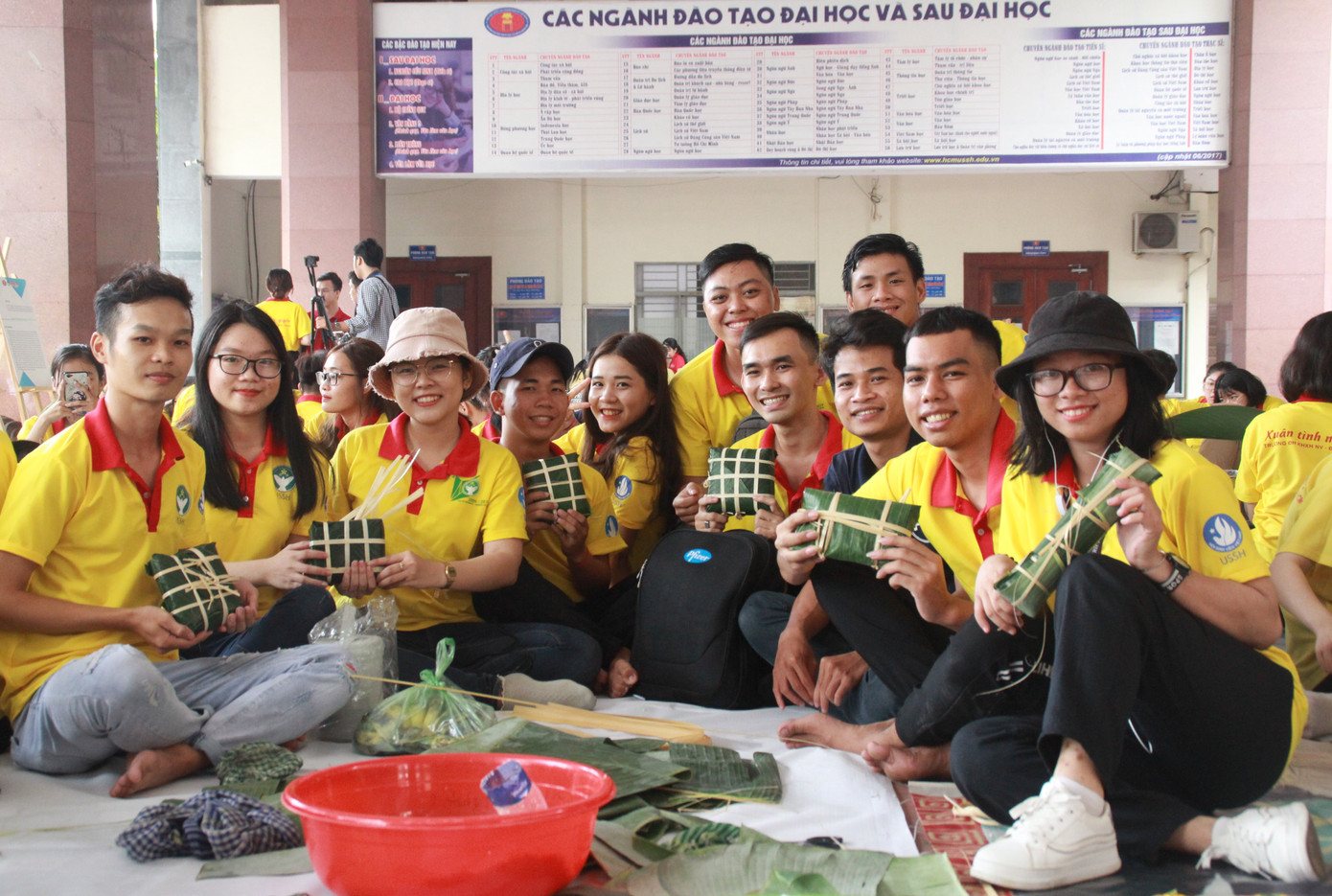 Ngày giáp Tết, bạn trẻ chung tay gói bánh chưng, bánh tét tặng người nghèo ảnh 12