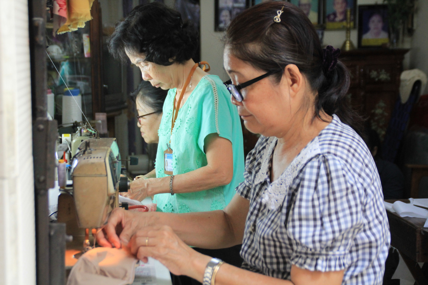 Người Sài Gòn tỉ mẩn may khẩu trang tặng người đi đường, học sinh đến trường ảnh 7