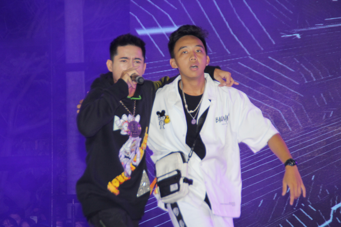 Tựa đầu vào nam sinh viên, Hòa Minzy tình tứ hát hit 'Không thể cùng nhau suốt kiếp' ảnh 18