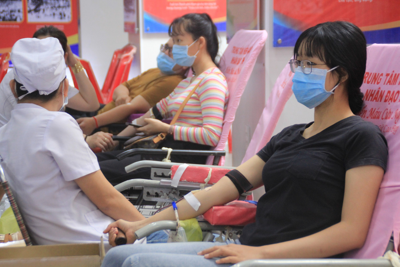 Trương Quỳnh Anh, Hồ Đức Vĩnh cùng đông đảo bạn trẻ hiến máu ảnh 4