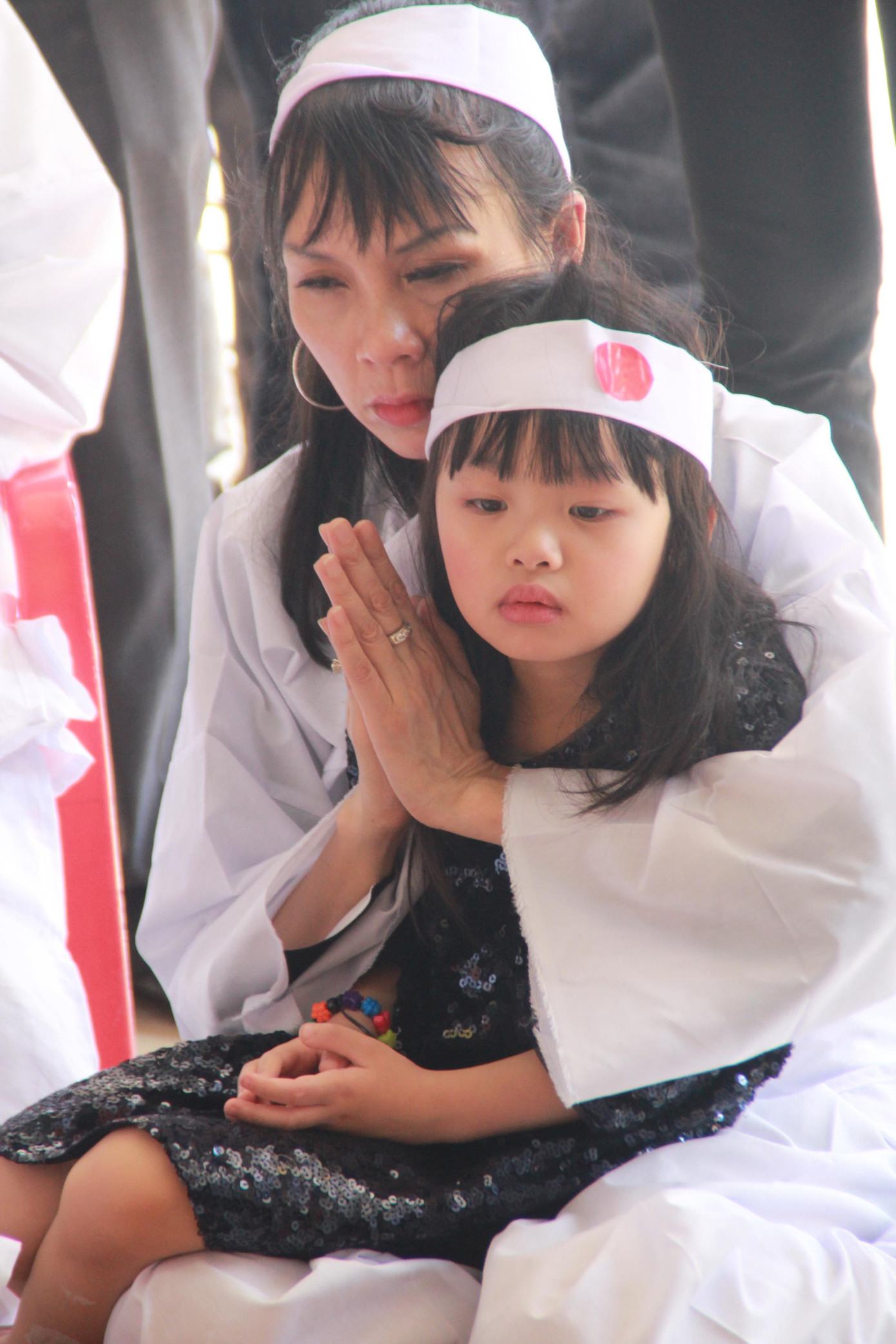 Gia đình con trai nhìn mặt Chánh Tín lần cuối trước giờ phút hoả táng ảnh 9