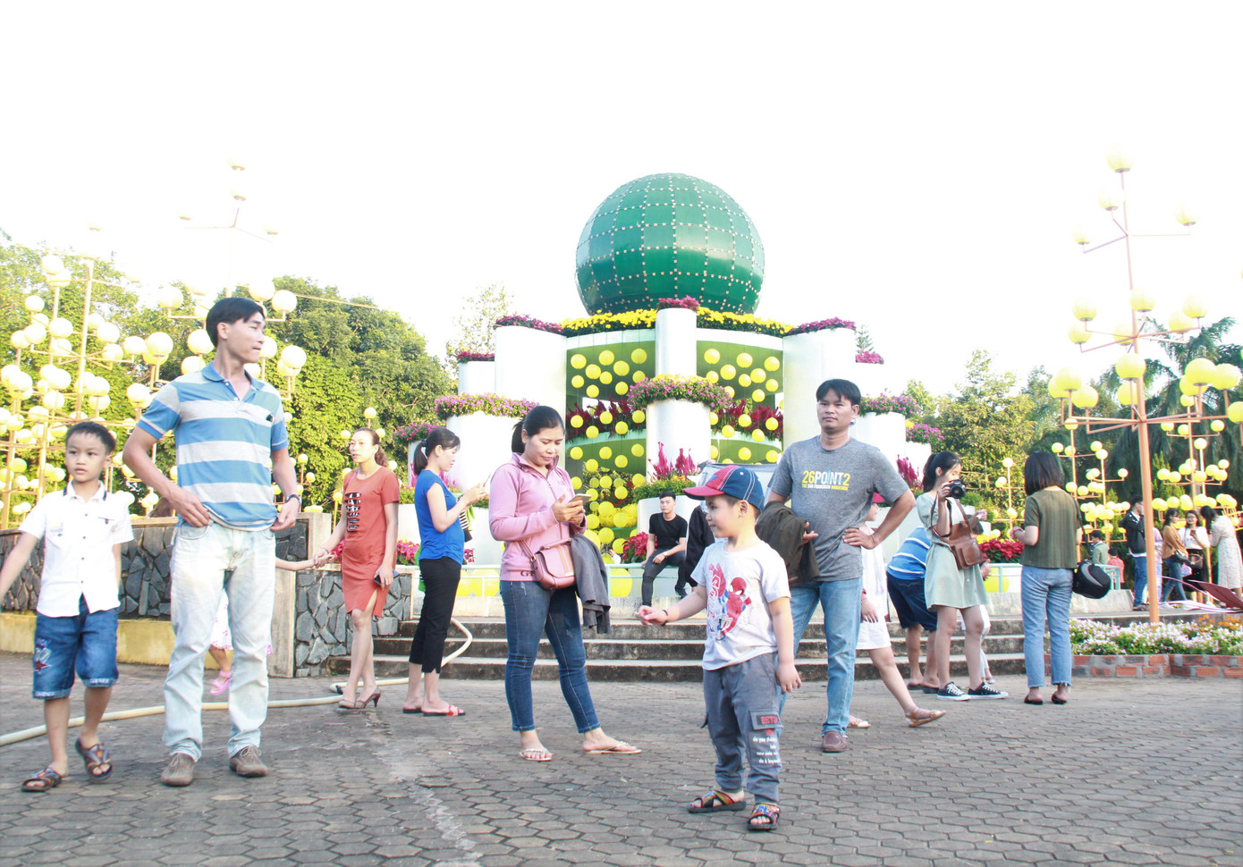 Người dân Quảng Ngãi rộn ràng 'check-in' với gia đình chuột ở công viên Ba Tơ ảnh 11