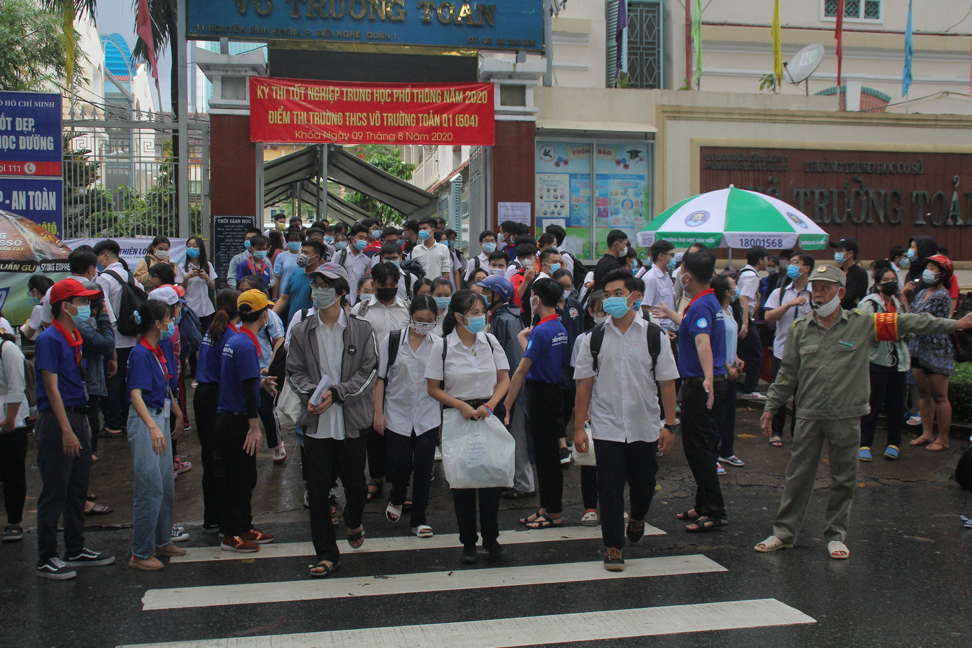 Nét đẹp tình nguyện trong ngày thi tốt nghiệp THPT mưa tầm tã giữa Sài thành ảnh 8