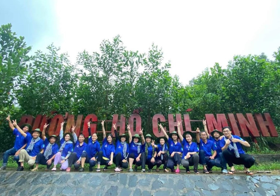 Cựu chiến sỹ tình nguyện chia sẻ công trình ý nghĩa với bà con vùng xa trong ngày mưa bão ảnh 9