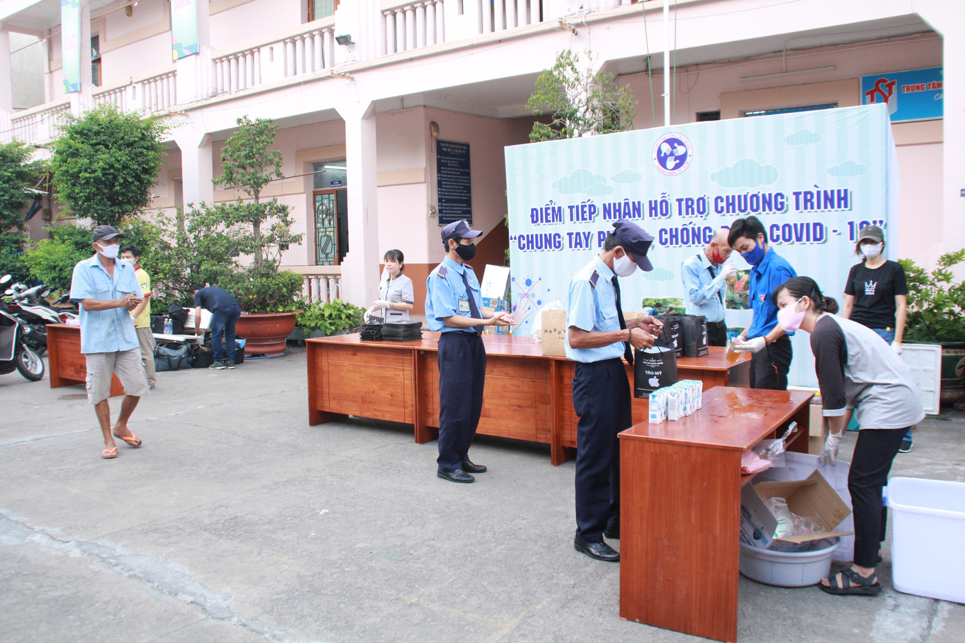 Bạn trẻ 'gõ cửa' từng người già neo đơn hoàn cảnh khó khăn trao nhu yếu phẩm ảnh 11