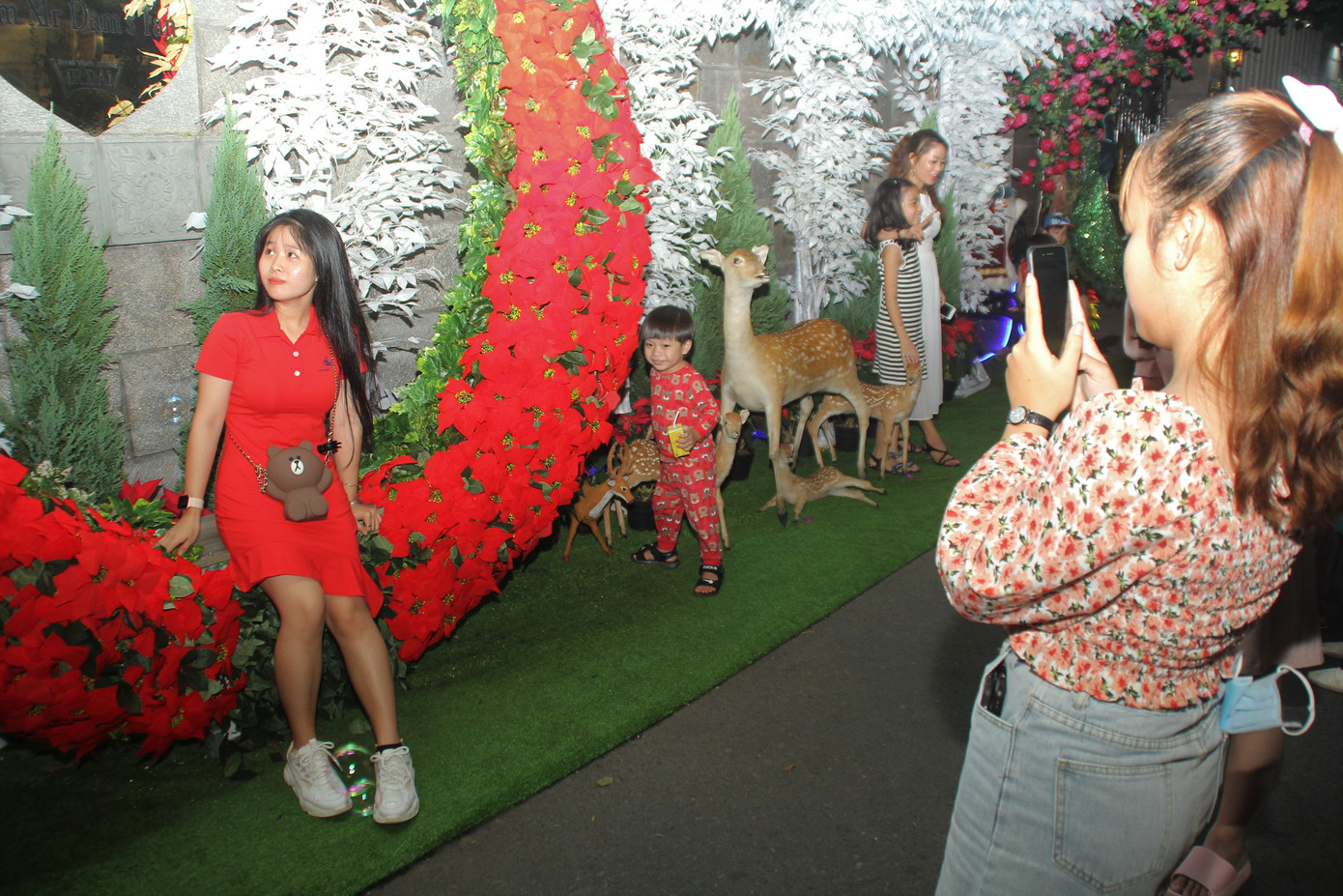 Trẻ em vui thích nô đùa bên hang đá, nai vàng... đón Noel ở biệt thự triệu đô của Mr. Đàm ảnh 16