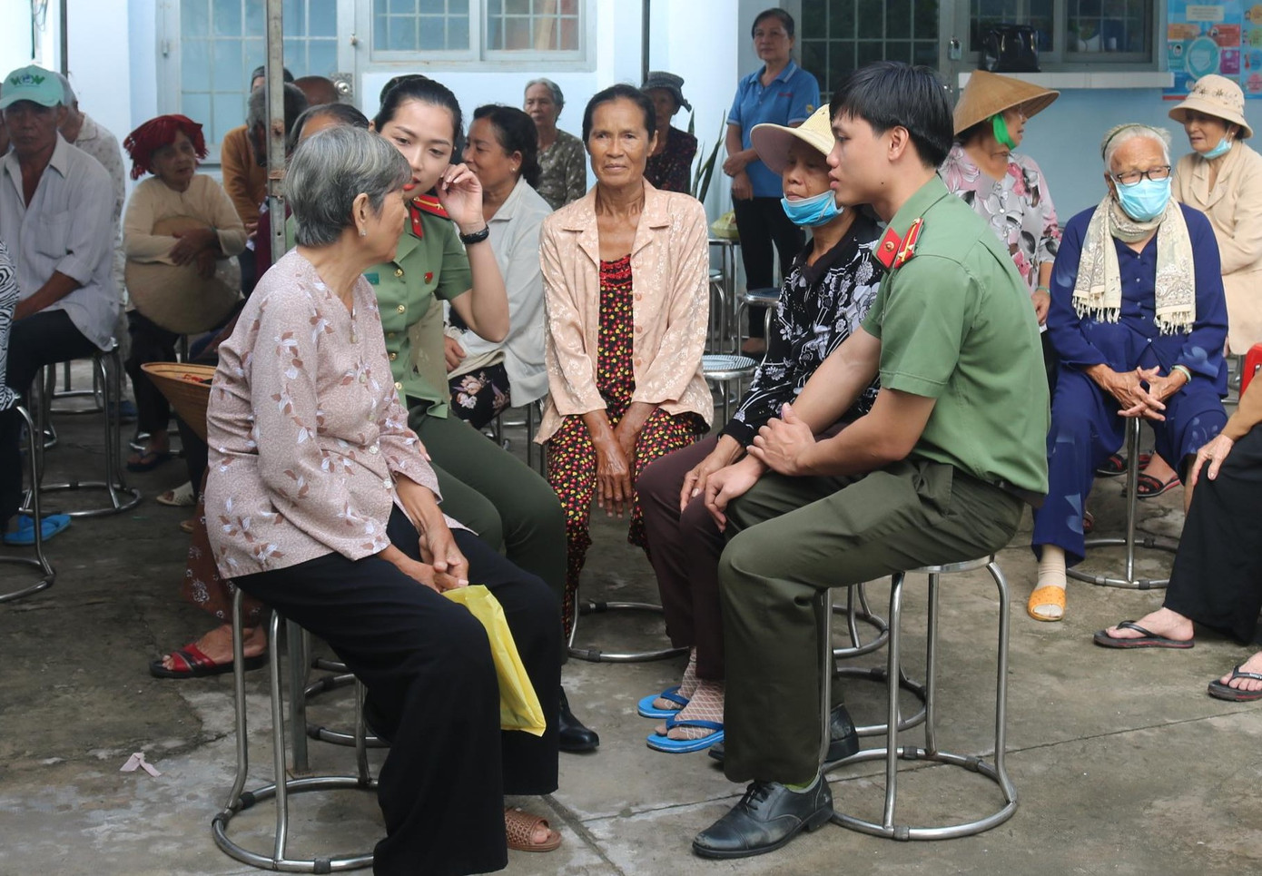 Tri ân gia đình chính sách, người dân có hoàn cảnh khó khăn ảnh 3