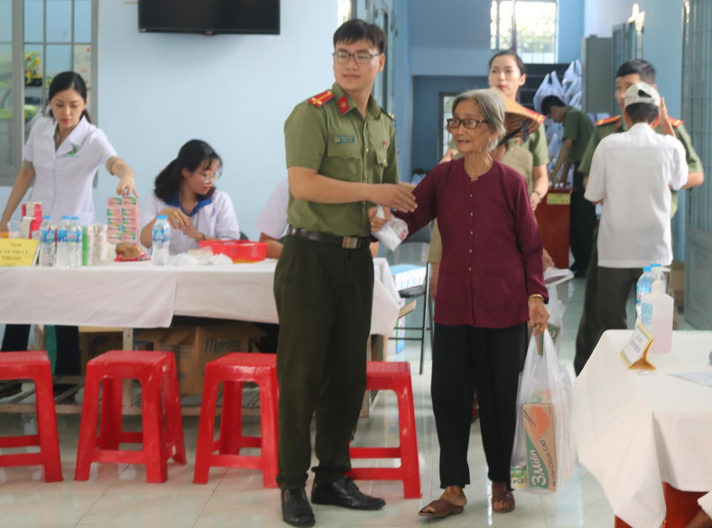 Tri ân gia đình chính sách, người dân có hoàn cảnh khó khăn ảnh 2